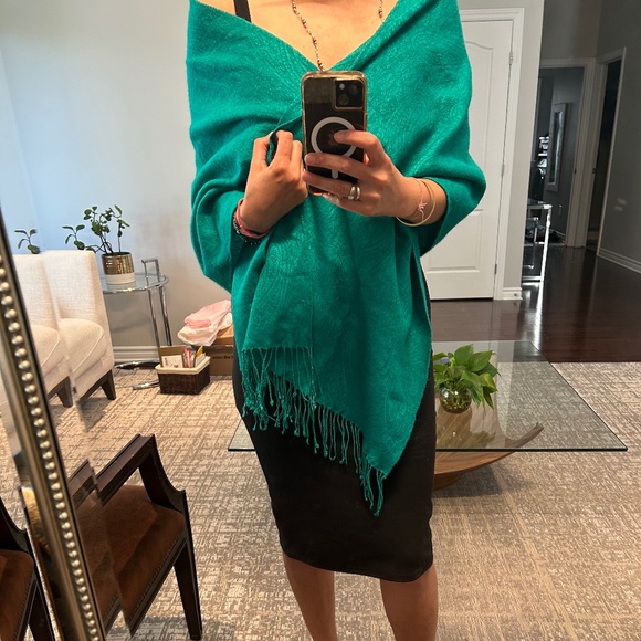 100 percent wool green scarf/wrap - Picture 8 of 8